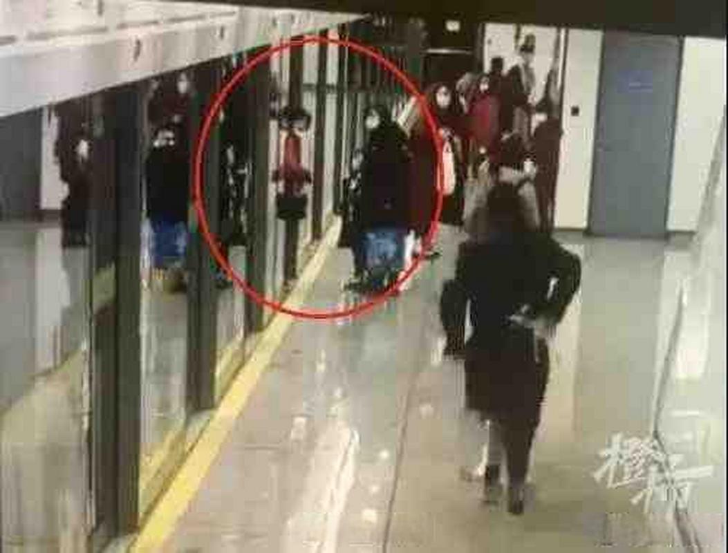 車站有關(guān)人士曾接受采訪:15號(hào)線采用全封閉屏蔽門,可有效防止人員物品